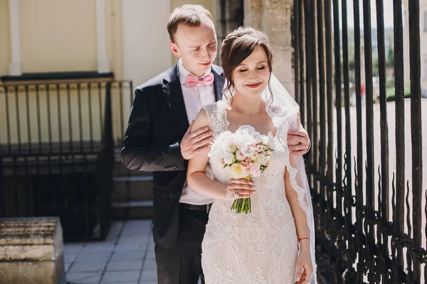 Preciosa Novia Vestido Increíble Elegante Novio Abrazando Calle Soleada Edificio —  Fotos de Stock