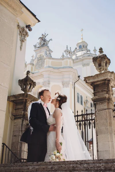 Wunderschöne Braut Erstaunlichem Kleid Und Stilvollen Bräutigam Küsst Und Umarmt — Stockfoto