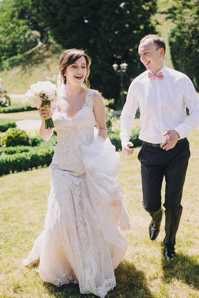 Preciosa Novia Vestido Increíble Elegante Novio Corriendo Riendo Soleado Parque — Foto de Stock