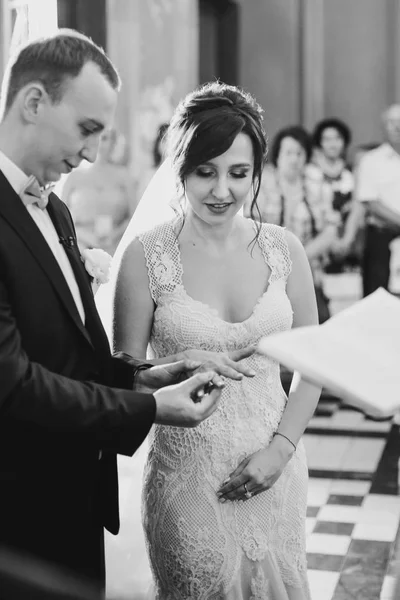 Casal Casamento Elegante Feliz Trocando Anéis Casamento Durante Matrimônio Sagrado — Fotografia de Stock