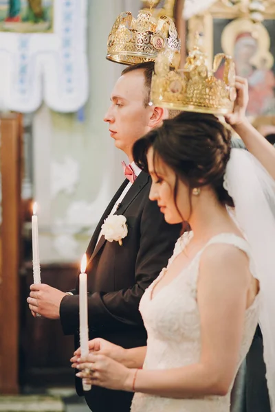 결혼식 교회에서 거룩한 크라운에서 촛불을 신부와 결혼식에 — 스톡 사진