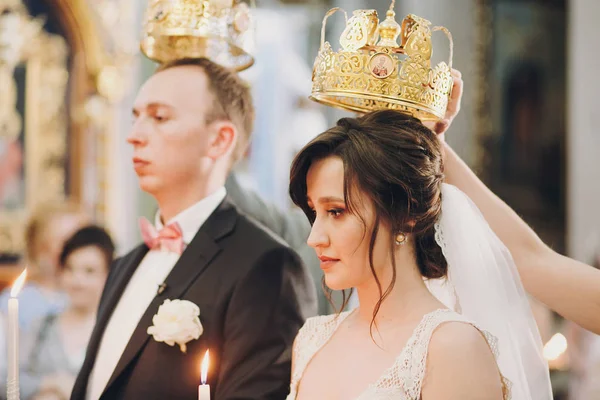 Щаслива Стильна Весільна Пара Тримає Свічки Світлом Під Золотими Коронами — стокове фото