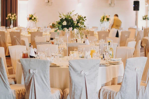 Elegant Inredda Tabeller Med Rosor Buketter Tallrikar Glas Bestick Bröllopsfest — Stockfoto