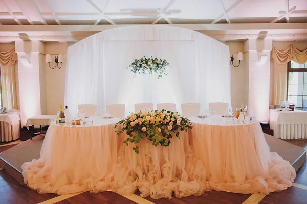 Elegante Mesa Decorada Para Pareja Boda Con Ramos Rosas Platos — Foto de Stock