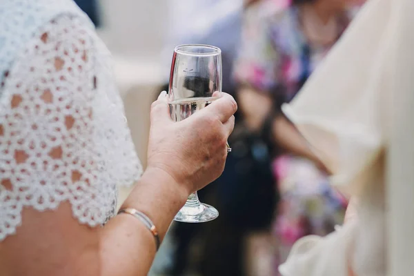 Mensen Roosteren Partij Bij Bruiloft Receptie Buiten Juichen Met Champagneglazen — Stockfoto