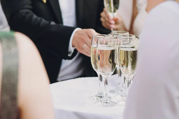 Официант Подает Поднос Бокалами Шампанского Гостей Свадебном Приеме Открытым Небом — стоковое фото