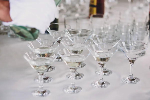 Camarero Vertiendo Martini Vasos Cristal Fiesta Mesa Recepción Boda Martini — Foto de Stock
