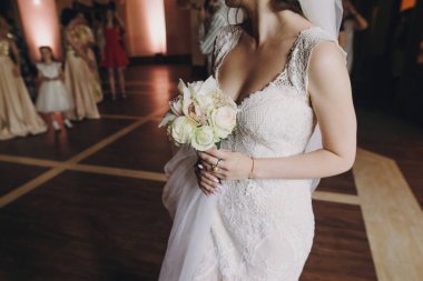 Onu restoranda düğün resepsiyondaki kız atmak hazırlanması ve şık buket tutan güzel gelin