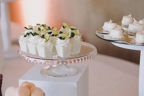 Deliciosos Postres Dulces Fiesta Mesa Recepción Boda Blanco Rosa Elegante — Foto de Stock