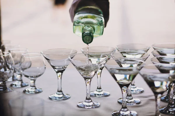 Ober Gieten Martini Kristallen Glazen Tafel Partij Bij Bruiloft Receptie — Stockfoto