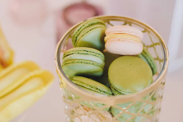 Νόστιμη Πράσινη Macaroons Φιστίκι Επιδόρπια Και Γλυκά Στο Τραπέζι Του — Φωτογραφία Αρχείου