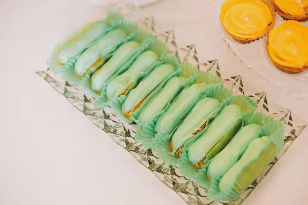Zachwycający Zielony Pistacjowy Eclairs Babeczki Desery Słodycze Stole Party Weselne — Zdjęcie stockowe