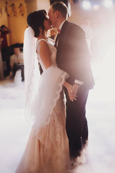 Linda Noiva Noivo Elegante Realizando Primeira Dança Luz Recepção Casamento — Fotografia de Stock