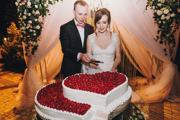 Splendida Sposa Elegante Sposo Taglio Insieme Deliziosa Torta Nuziale Forma — Foto Stock