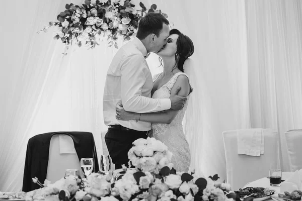 Linda Noiva Noivo Elegante Gentilmente Abraçando Beijando Peça Central Recepção — Fotografia de Stock
