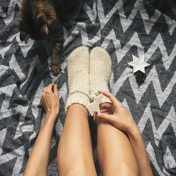 Lindo Gato Jugando Con Adornos Navideños Piernas Niña Calcetines Lana —  Fotos de Stock