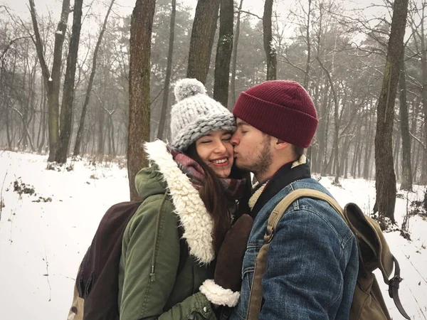 Happy Hipster Couple Stylish Outfits Embracing Kissing Snowy Winter Park — Stock Photo, Image