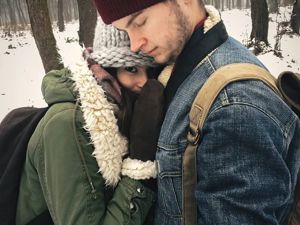 Happy Hipster Couple Stylish Outfits Embracing Hugging Snowy Winter Park — Stock Photo, Image