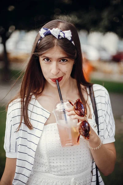 음료를 들고와 거리에서 복고풍 드레스와 레모네이드를 마시는 플라스틱 Hipster — 스톡 사진