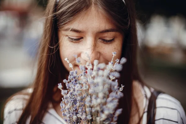 Schöne Stylische Junge Frau Mit Erstaunlichen Lavendelblüten Und Riecht Sie — Stockfoto