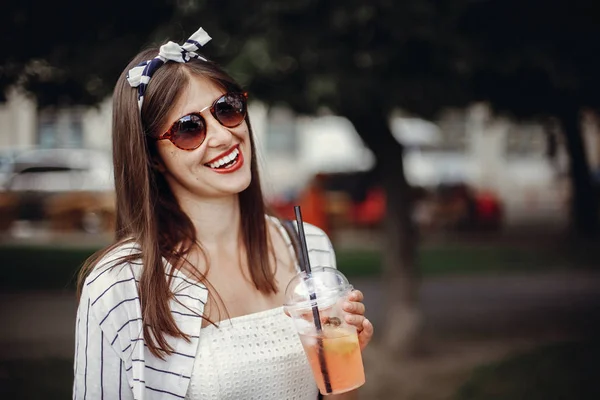Стильная Молодая Женщина Держащая Холодный Напиток Улыбающаяся Городской Улице Счастливая — стоковое фото