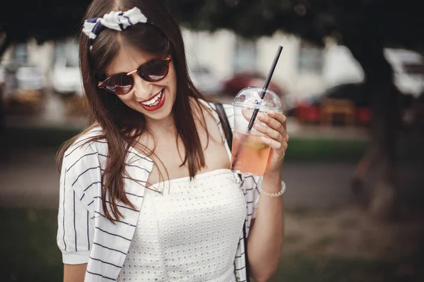 Mulher Bonita Elegante Segurando Bebida Relaxante Rua Cidade Menina Hipster — Fotografia de Stock