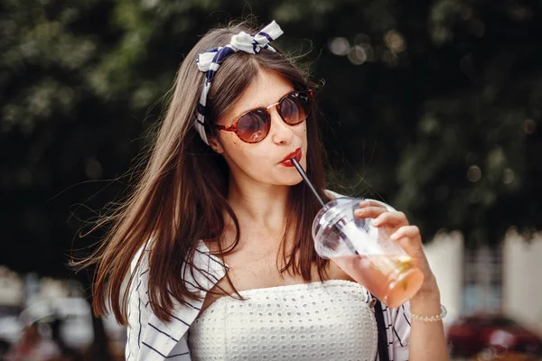 Mulher Bonita Elegante Segurando Bebida Relaxante Rua Cidade Menina Hipster — Fotografia de Stock