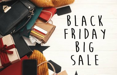 Cuma büyük satışı metin işareti siyah. Özel indirim Noel teklif. Reklam mesajı hediye kutuları, Fiyat etiketleri, kredi kartları, para, çanta, cüzdan rustik arka plan üzerinde. Noel alışveriş