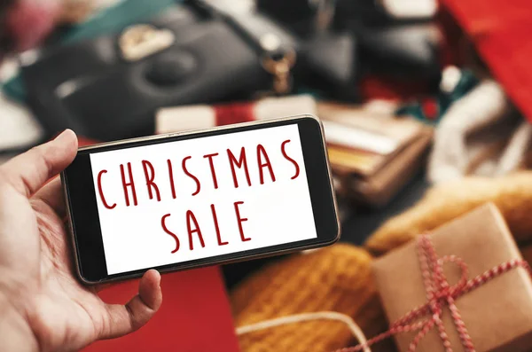 携帯電話画面で クリスマス セール ポスター クリスマス大セール テキスト 特別割引クリスマス提供サイン クレジット カード バッグ — ストック写真