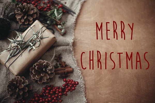 Χαρούμενα Χριστούγεννα Κείμενο Υπογράφουν Στο Κομψό Ρουστίκ Κουτί Δώρου Χριστουγέννων — Φωτογραφία Αρχείου