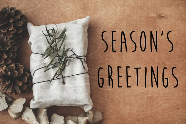 Season Greetings Szöveg Stílusos Karácsonyi Rusztikus Ajándék Burkolózva Vászon Anyag — Stock Fotó