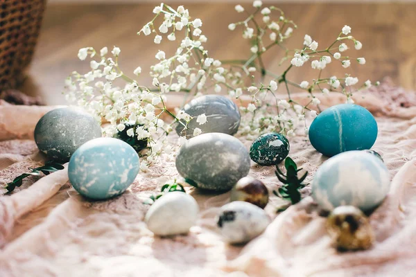 Elegantes Huevos Pascua Con Flores Primavera Tela Rústica Sobre Madera —  Fotos de Stock