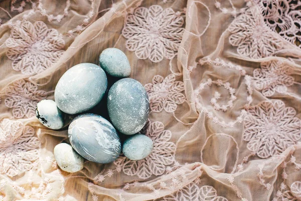 时尚的复活节彩蛋在木上的乡村面料上 顶视图 用灰色大理石颜色的天然染料涂成的现代复活节彩蛋 复活节快乐 — 图库照片