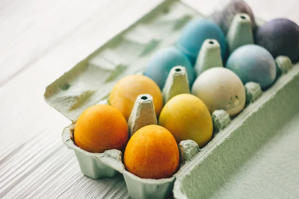 Eleganti Uova Pasqua Vassoio Cartone Sfondo Legno Bianco Uova Pasqua — Foto Stock