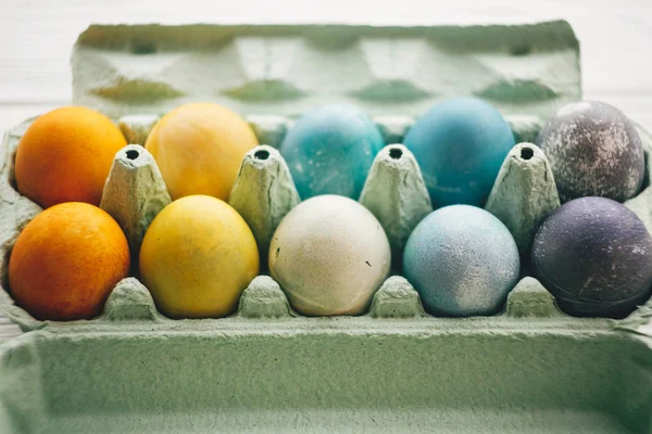 Elegantes Huevos Pascua Bandeja Cartón Sobre Fondo Madera Blanca Modernos —  Fotos de Stock