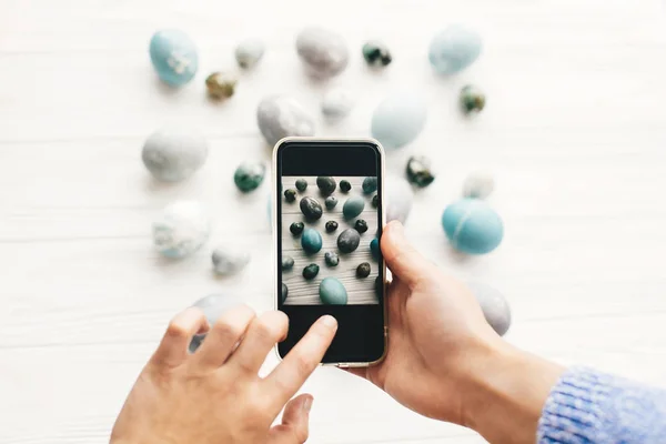 Puesta Plana Manos Sosteniendo Teléfono Haciendo Una Foto Elegantes Huevos — Foto de Stock