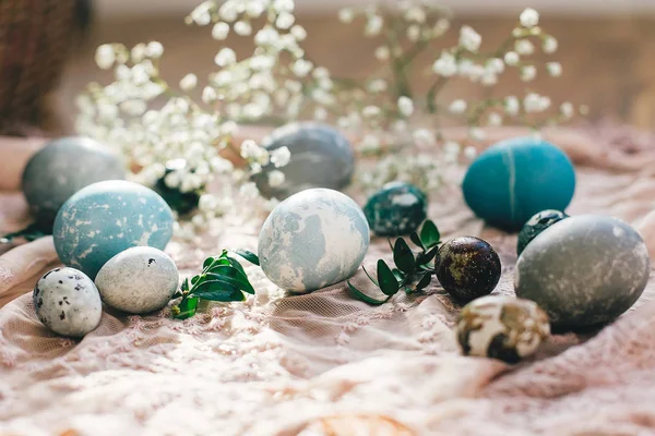 复活节快乐 在阳光明媚的灯光下 在木材上的乡村织物上有春天的花朵 现代复活节彩蛋用蓝色 灰色大理石色的天然染料涂漆 — 图库照片