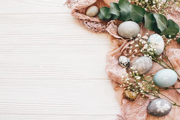 Vrolijk Pasen Stijlvolle Paaseieren Met Lentebloemen Rustieke Stof Witte Houten — Stockfoto