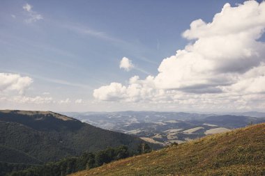 Güzel Karpat Dağları'nda yeşil tepelerin görünümünü. Güneşli dağlar bulutlar altında manzara. Seyahat ve kavramı.