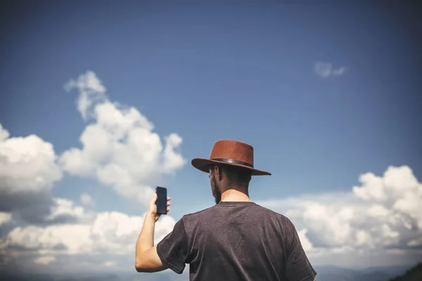 Stylischer Hipster Reisender Mit Telefon Der Auf Hügeln Hintergrund Der — Stockfoto