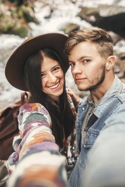 Selfie Yapım Şelale Orman Dağlarında Gülümseyen Mutlu Hippi Çift Şık — Stok fotoğraf