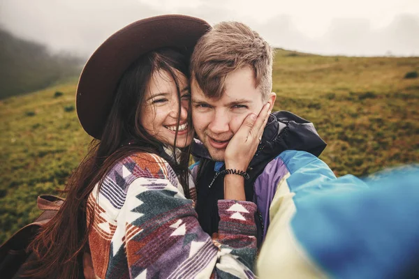 Boldog Csípő Pár Így Selfie Mosolygó Napos Hegyek Tetején Stílusos — Stock Fotó