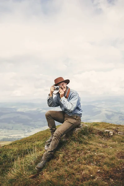 Stylischer Hipster Reisender Der Eine Fotokamera Der Hand Hält Und — Stockfoto