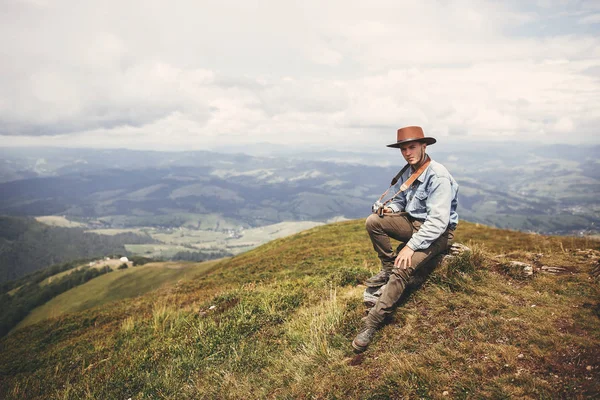 Élégant Voyageur Hipster Tenant Appareil Photo Sommet Des Collines Sur — Photo