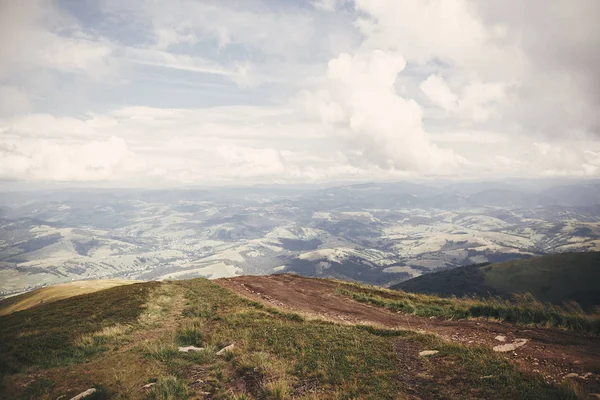 Schöne Aussicht Auf Grüne Hügel Den Karpaten Landschaft Nebliger Nebliger — Stockfoto