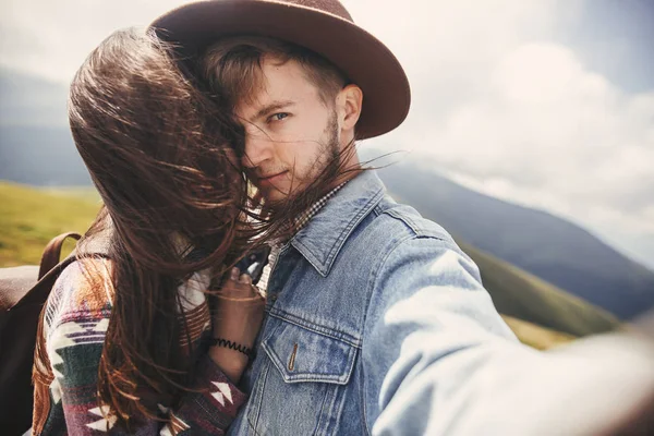 Mutlu Hippi Çift Rüzgarlı Dağlar Üstüne Selfie Yapma Şık Şehvetli — Stok fotoğraf