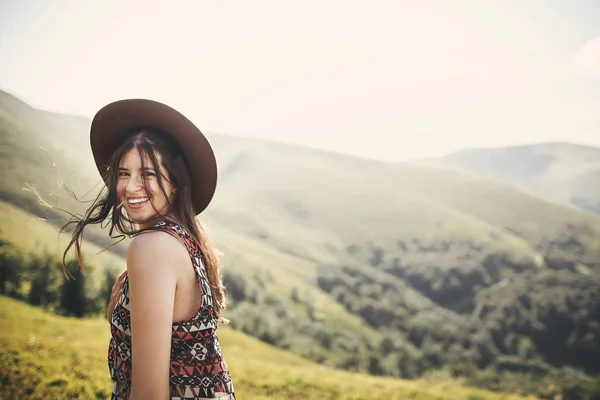 Stylish Hipster Girl Hat Traveling Top Sunny Mountains Smiling Portrait — Stock Photo, Image