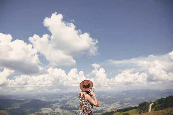 Menina Elegante Hipster Chapéu Andando Topo Montanhas Ensolaradas Jovem Feliz — Fotografia de Stock