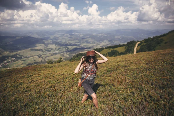 Stijlvolle Hipster Meisje Hoed Bovenop Zonnige Bergen Wandelen Gelukkig Jonge — Stockfoto