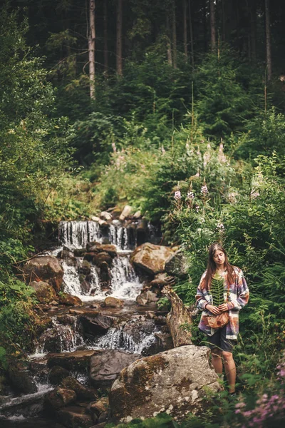 Elegante Chica Hipster Sosteniendo Hoja Helecho Relajarse Bosque Las Montañas —  Fotos de Stock